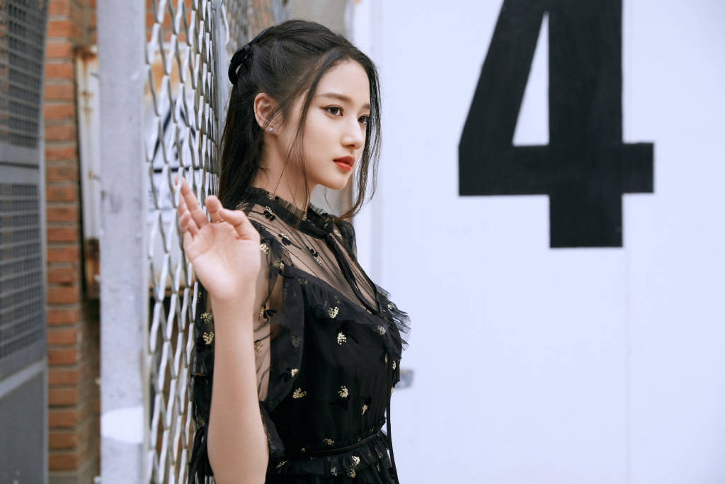 普通小伙如果让高冷的女生主动找自己聊天