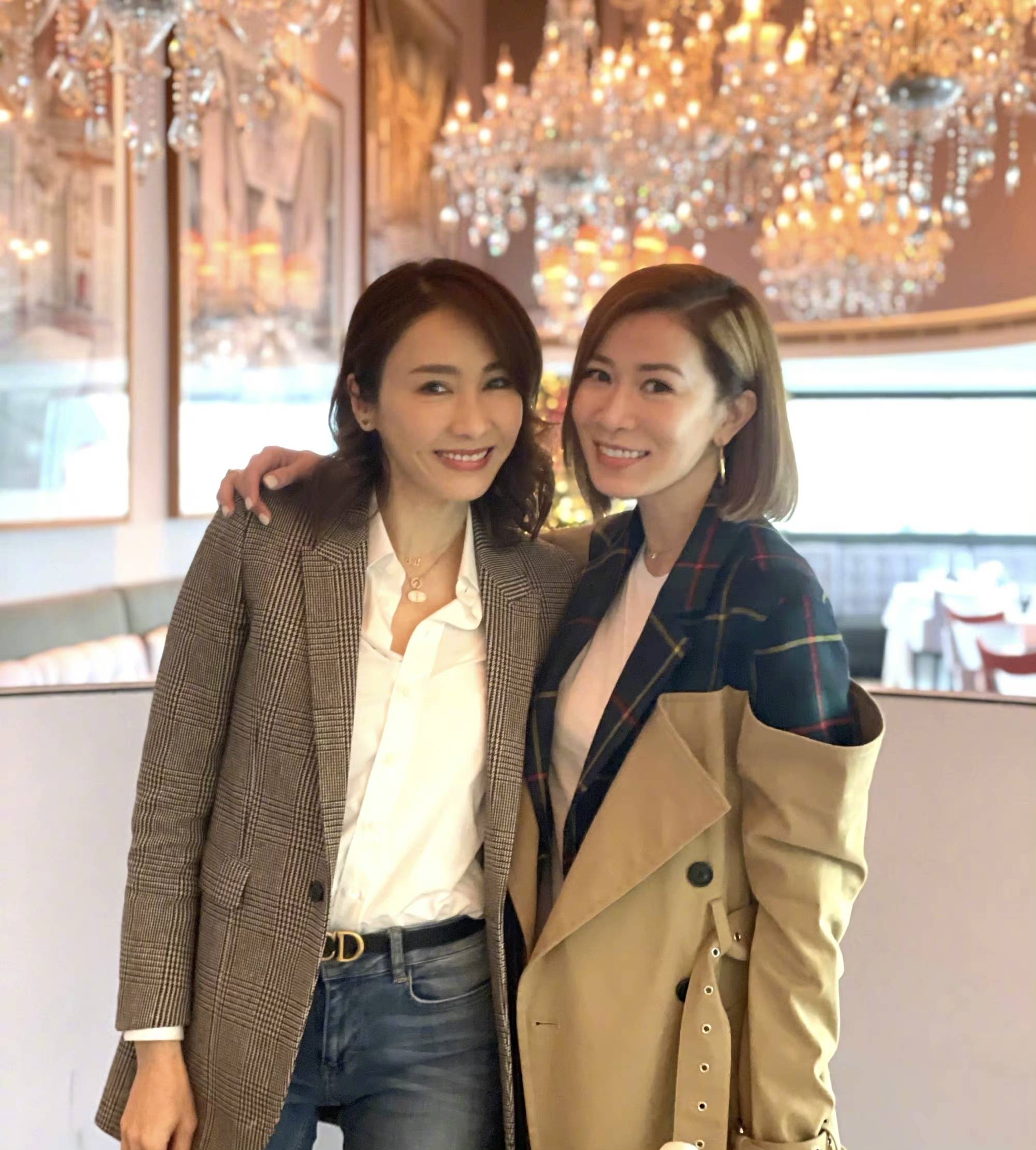 佘诗曼与黎姿久违同框,亲密搂肩笑容灿烂,冻龄姐妹花!