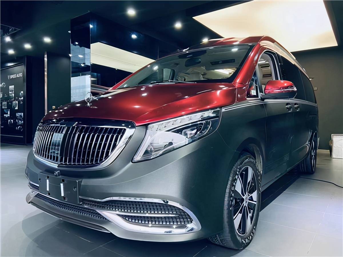 全新奔驰v260l高顶双拼色,半隔断设计引领奢华商务风格