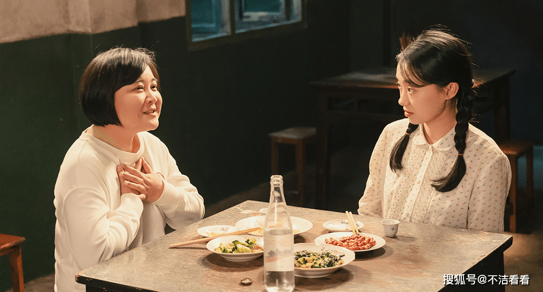 原创你好李焕英贴心版海报贾玲文案看似调皮其实在遮住伤口