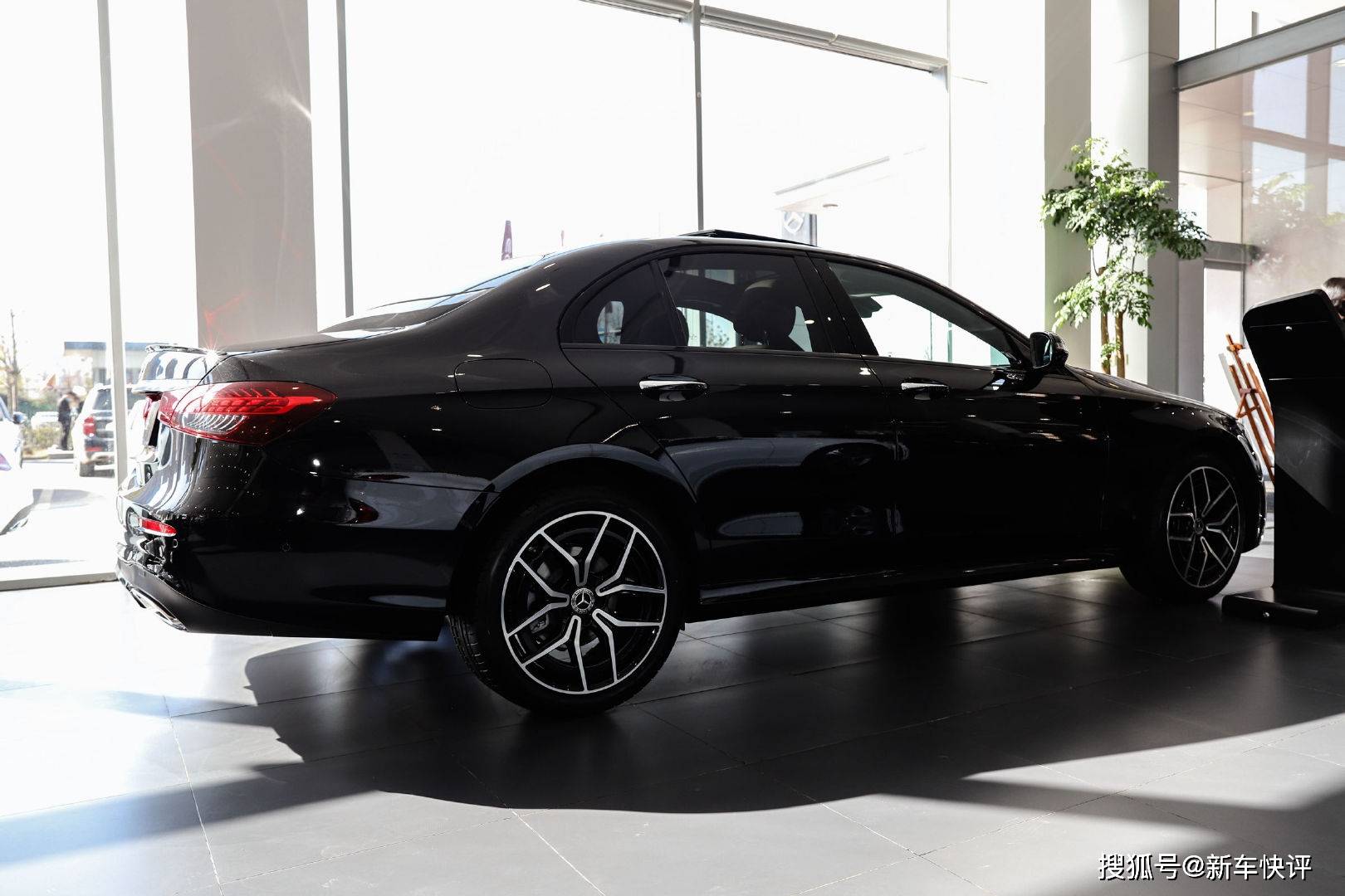 有情怀不实用这台奔驰e300做工不缩水售价却要53万