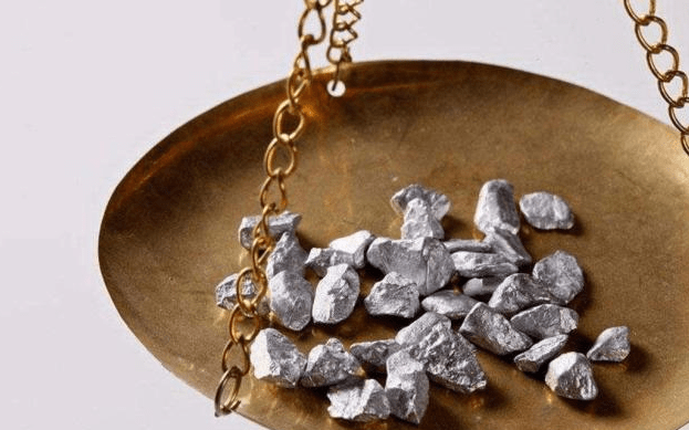 店小二不清点也不拦住,还热情送客_银子