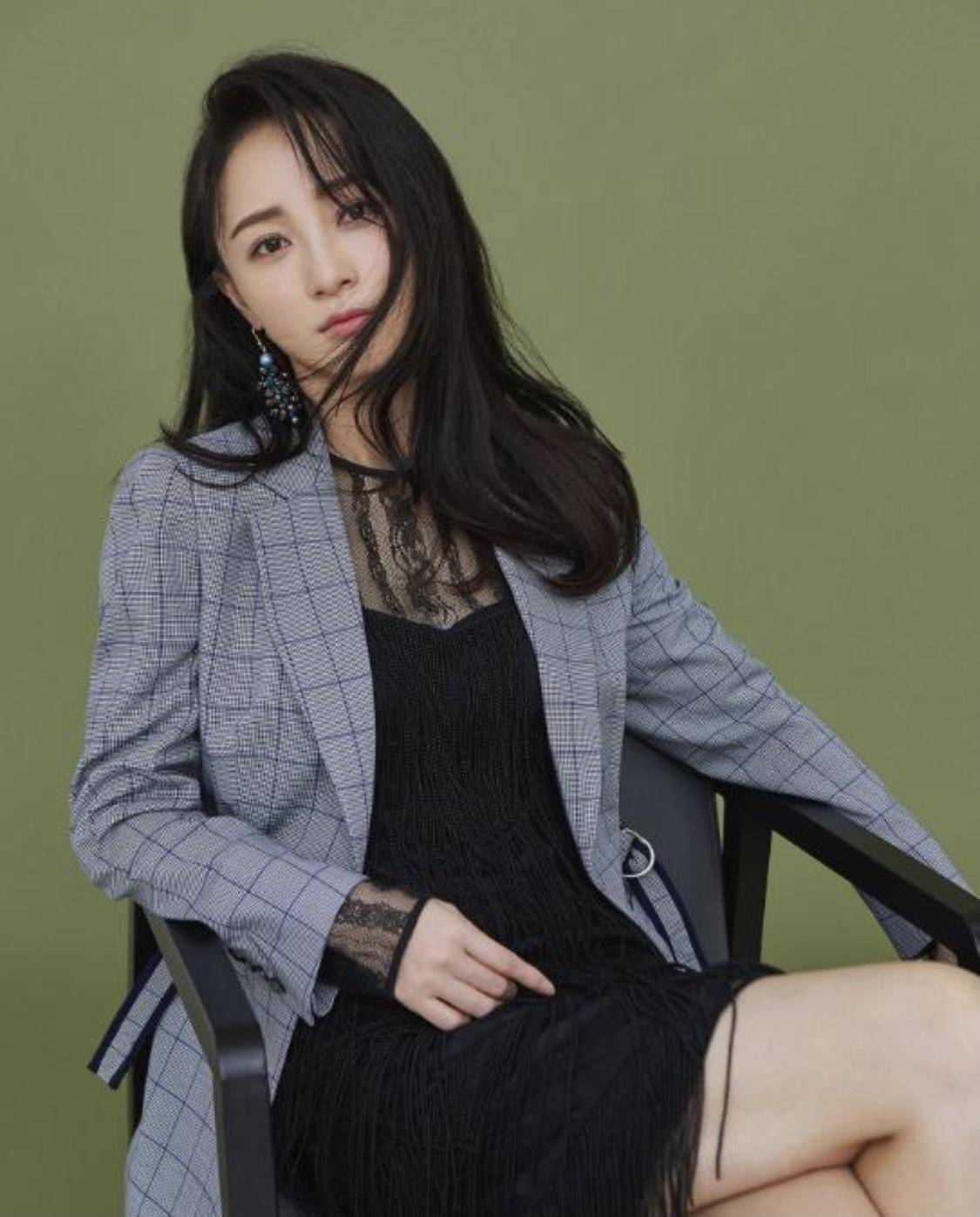 姚笛与老公亮相针织衫搭牛仔裤简约洋气双手紧握甜蜜羡煞旁人