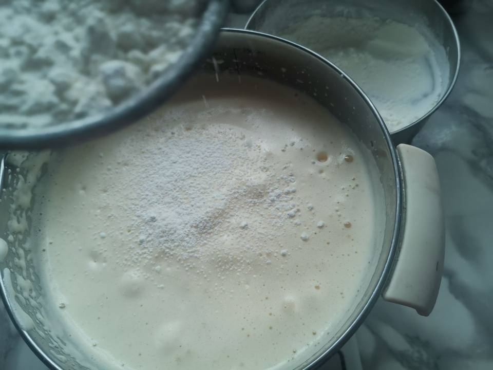 第二步:把鸡蛋全蛋打入盆里,加入白糖用电动打蛋器打发到两倍大,使