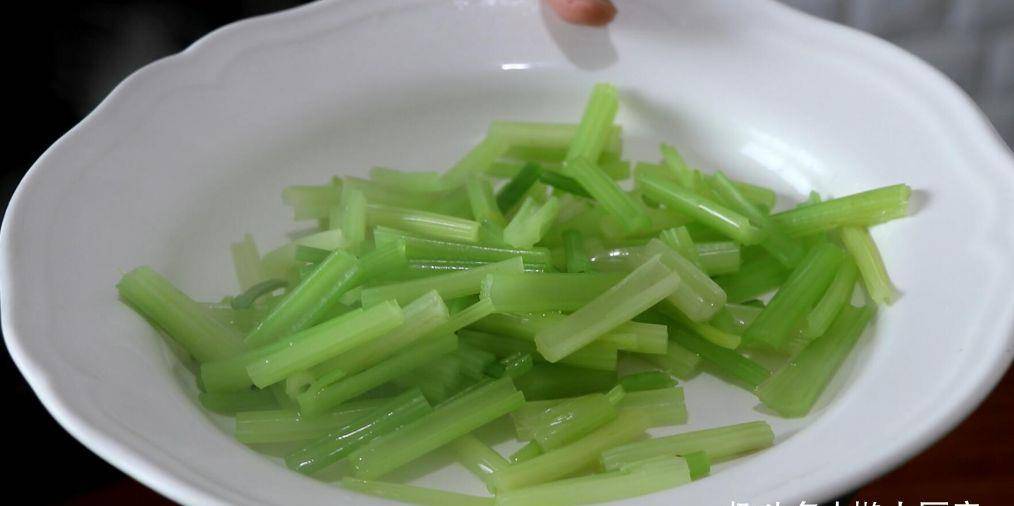 炒肉丝怎么做好吃不老不嫩 d926b31ec1d94517a8d1c08a25657483.jpeg