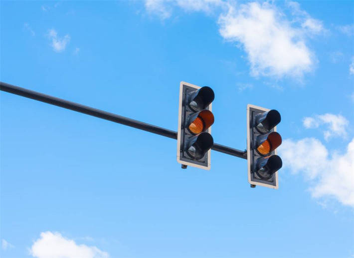 司机这时候的注意力基本上都集中在了红绿灯的读秒上,那么就会忽略