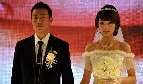 如今携手足坛美女老总,妻子为他放弃进入娱乐圈_王新欣