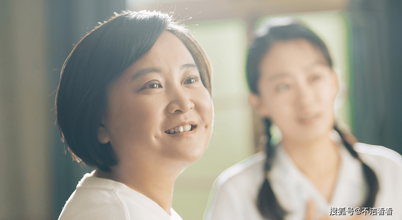 《你好李焕英》破49亿！祝贺海报中的人物，一句台词就勾起回忆