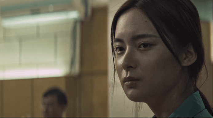 刑警阿爆(梁文超的妻子)因为私藏证据而去自首 在服刑期间,阿爆跟李燕