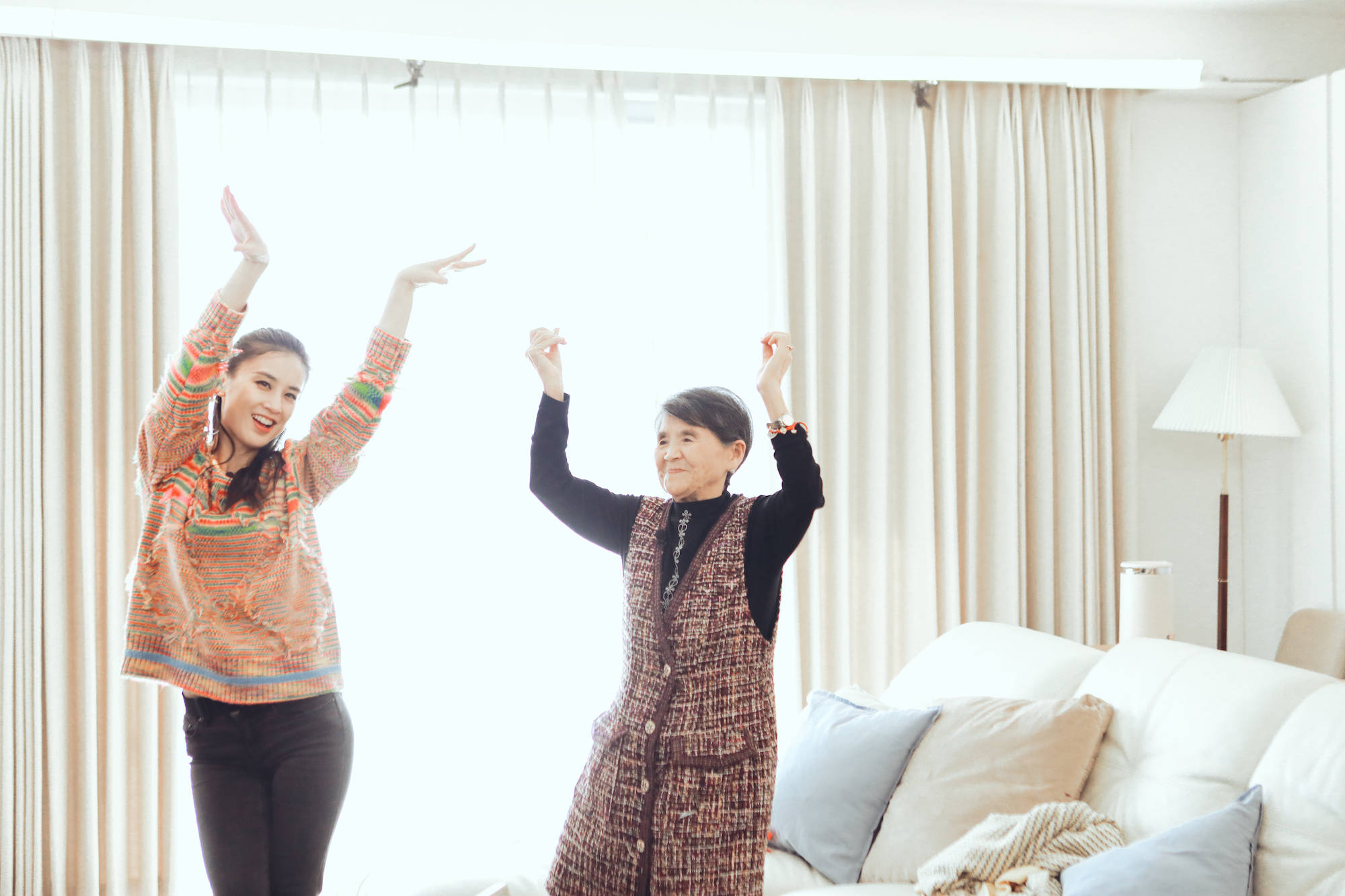 《婆婆和妈妈2》黄圣依教86岁婆婆跳女团舞 婆媳相处气氛融洽