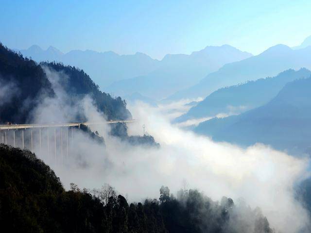 震撼！中国这5条惊艳又危险公路，你打卡了吗？