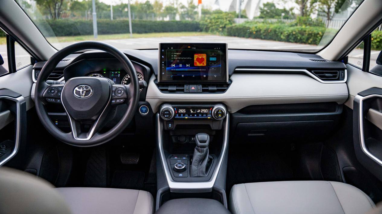 内饰设计上,威兰达还是坚持着丰田一以贯之实用主义风格,t形双层中控