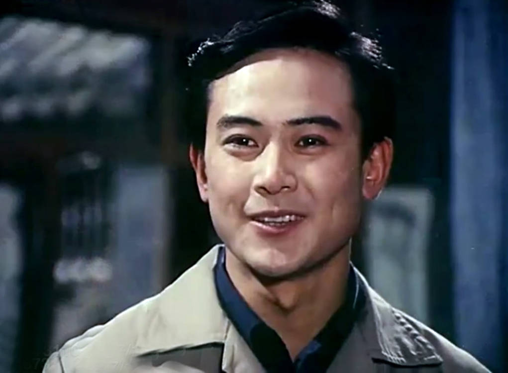 在《不是为了爱情》这部电影中,李世玺和剧中女演员有一段吻戏.