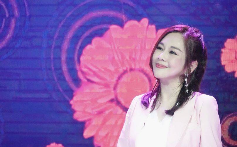 原创站窗子外面擦玻璃拒绝儿媳好意陈松伶婆婆的作很接地气