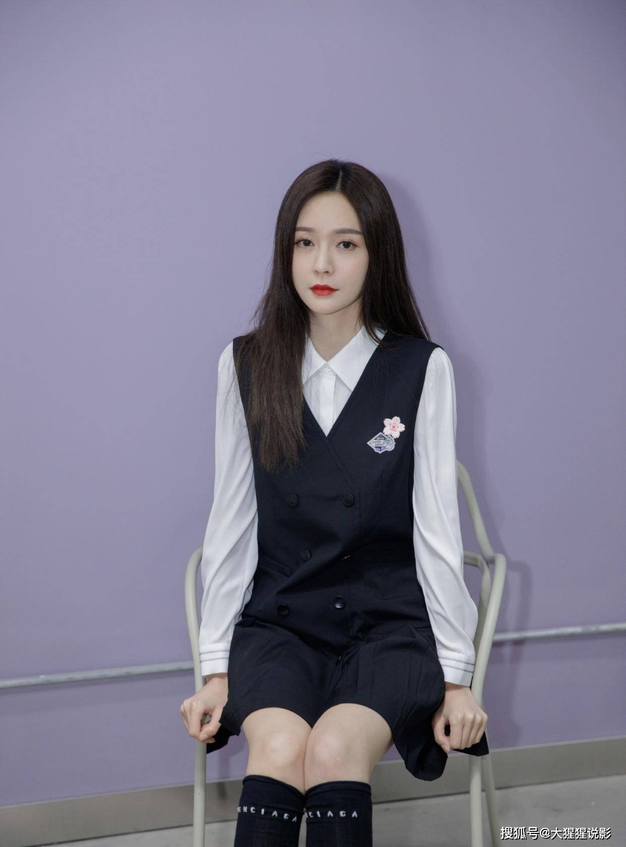 沈梦辰一身学妹穿白衬衫背心裙减龄稚嫩足足的校花风格