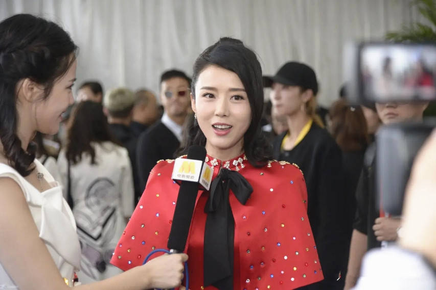 原创颜丹晨接受采访无修图穿红色钻石礼服美艳动人不愧是完美女神
