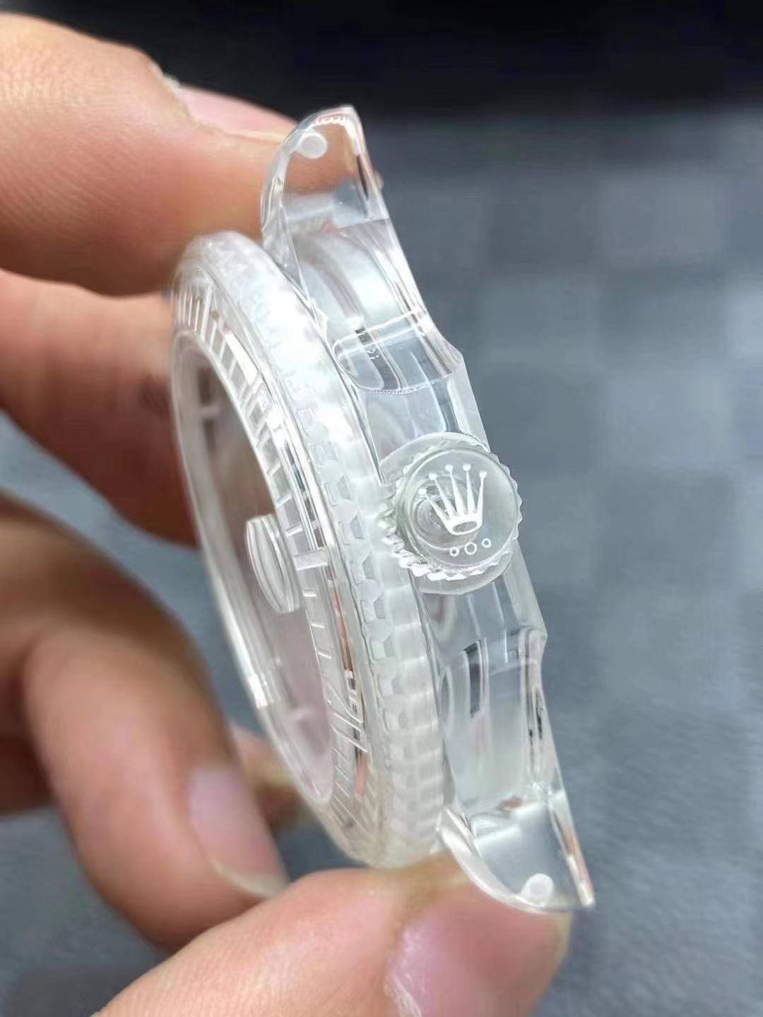 劳力士改装水晶表,工艺精湛不凡,采用3135原装机芯,蓝宝石水晶表壳