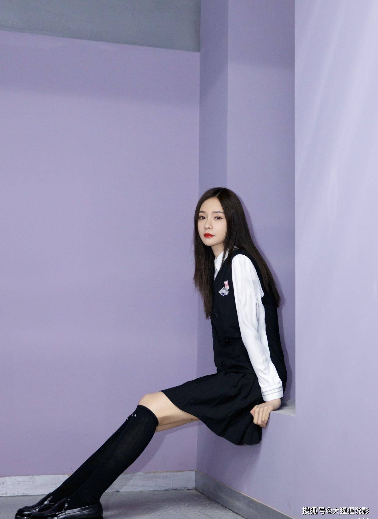 沈梦辰一身学妹穿白衬衫背心裙减龄稚嫩足足的校花风格