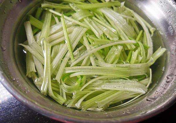 一根芹菜咋炒好吃 f29226fd6653497ab35dca67e7feda8e.jpeg