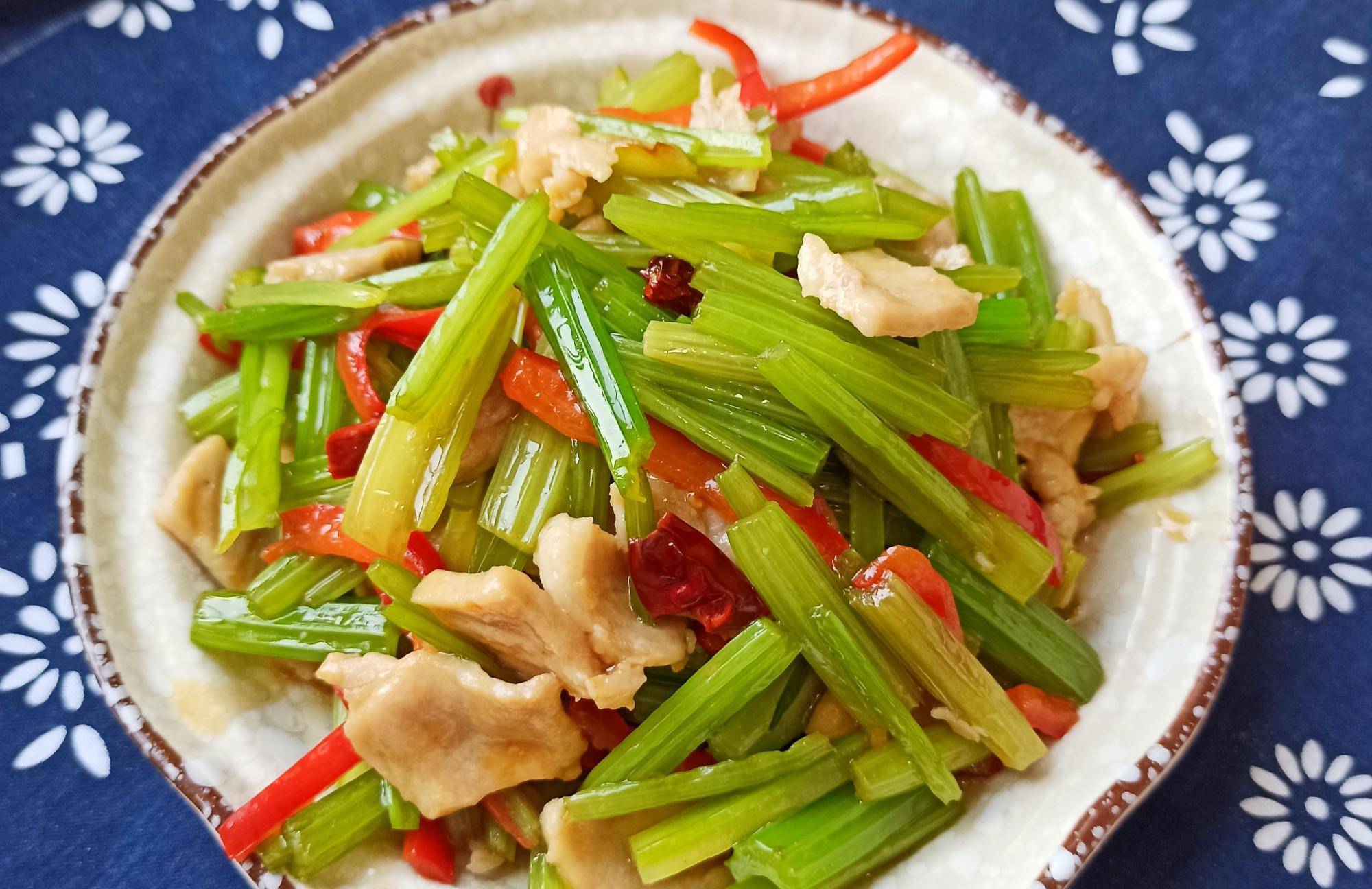 炒什么菜需要放大葱 f7b7b8e6b9f14634a79492e53ee9c88d.jpeg