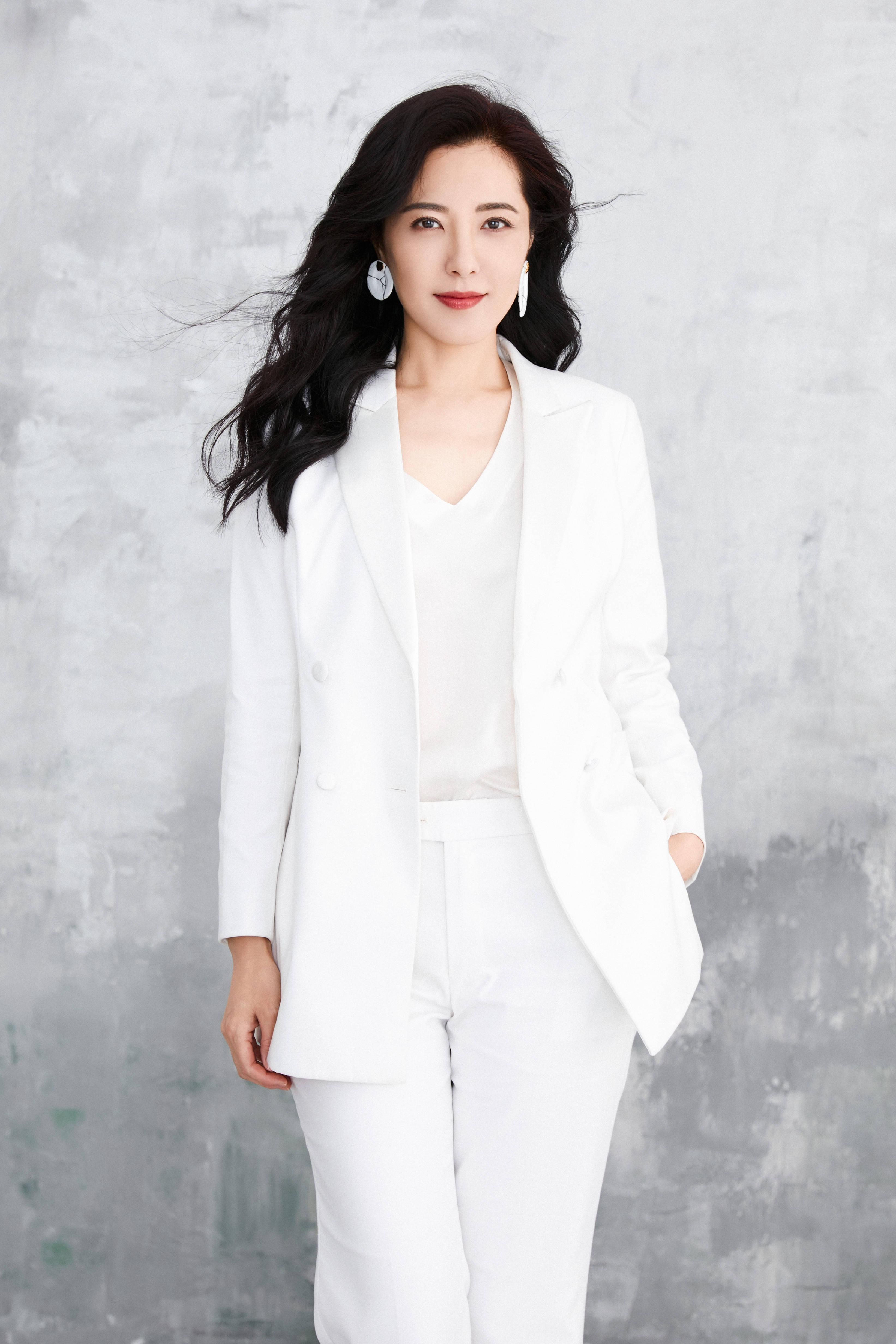 几年前网络上盛传曾黎和合作过的演员吴军结婚,但2016年曾黎所在的