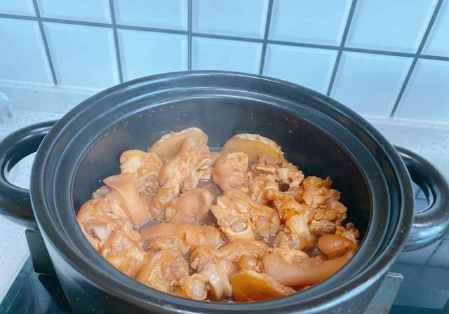 猪脚怎么煮得软烂入味 a56c1cf195694bb79dafc6a3de566ae4.jpeg