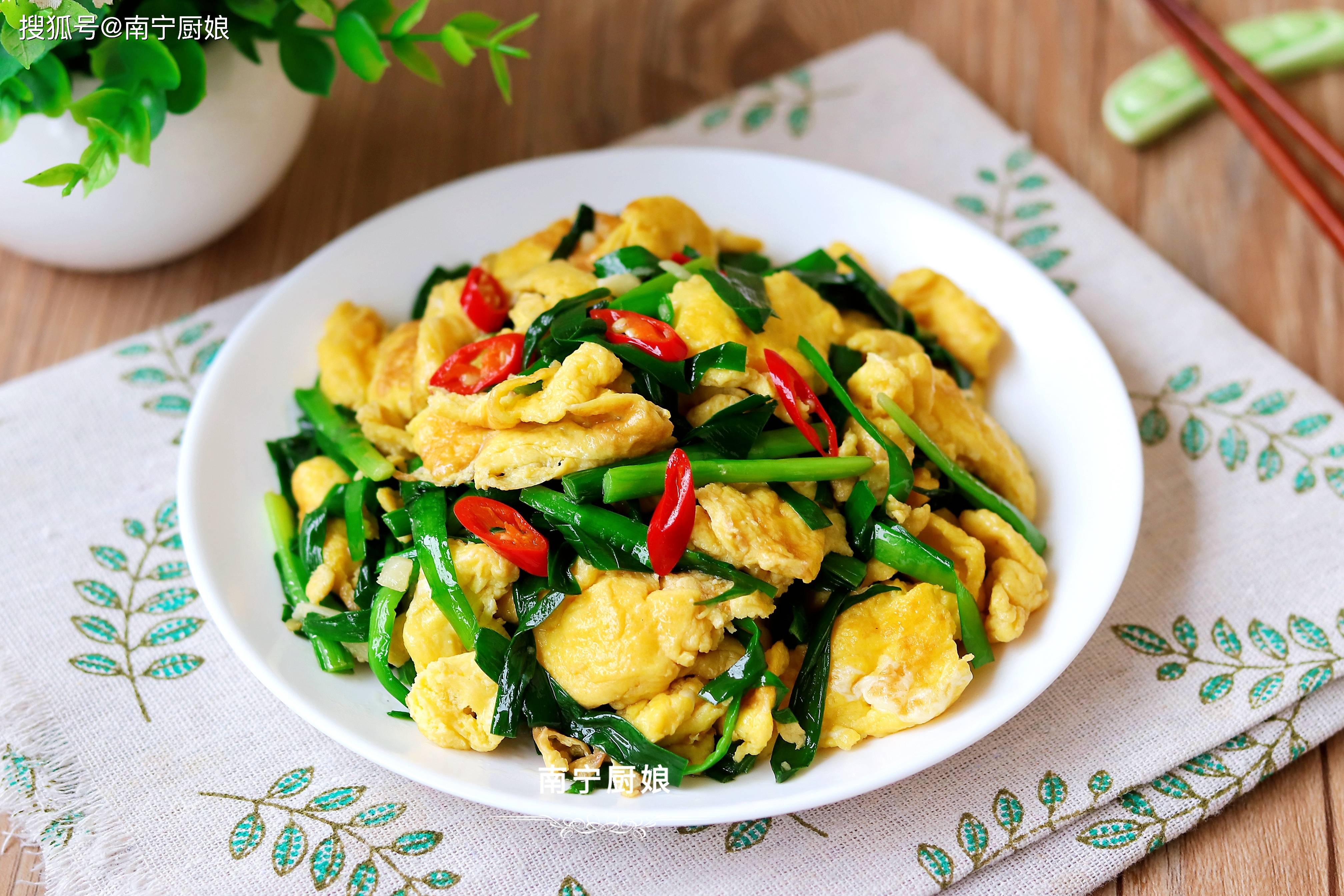 韭菜炒鸡蛋,很多人把放韭菜鸡蛋的顺序搞错了,难怪炒出来不鲜嫩_香味