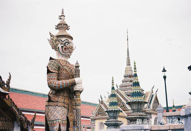 数不清的泰国寺庙，吃不完的夜市小店，幸福指数最高的一个国家