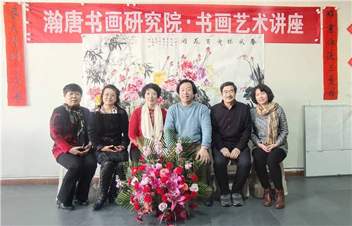 河北唐山众美女妙笔绘美景巾帼展英姿