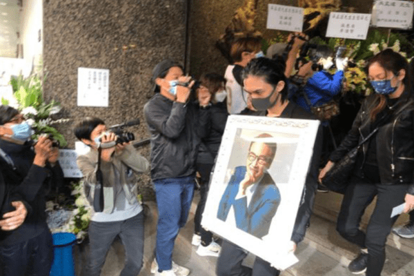 快讯:吴孟达今日出殡,小儿子吴韦仑手捧遗像,神情悲伤,并无圈内艺人扶