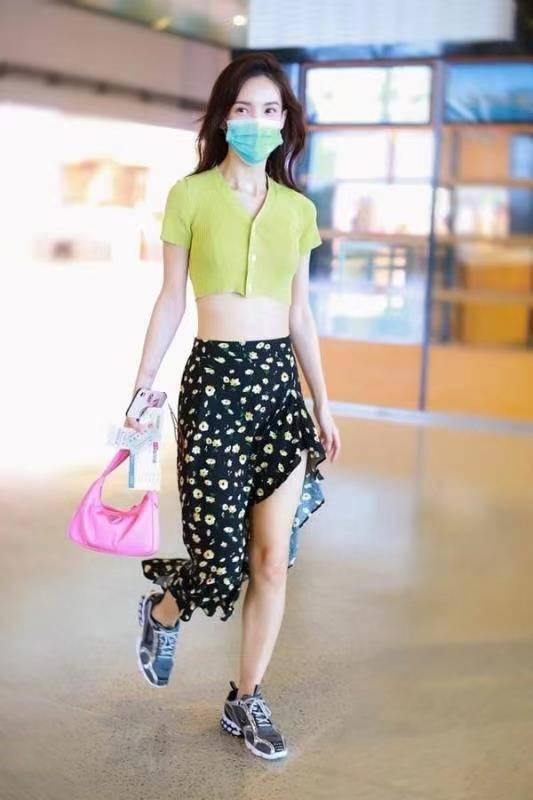 金晨又成功穿出三七分比例身材,短上衣配碎花裙,身材真是没谁了_女生