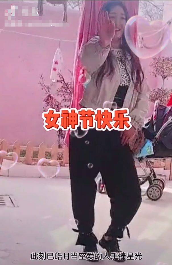 家门口热舞露出蚂蚁腰,小腹平坦疑破怀孕传闻_陈亚男