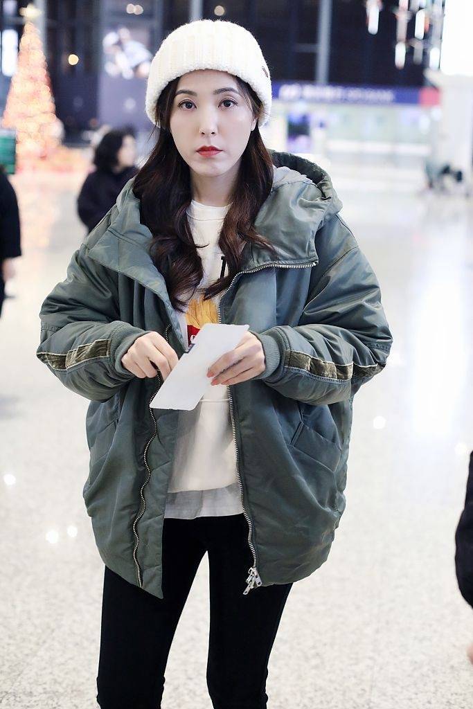 曾黎素颜出镜神色憔悴,脸颊也凹陷下去,已经有老的迹象了!