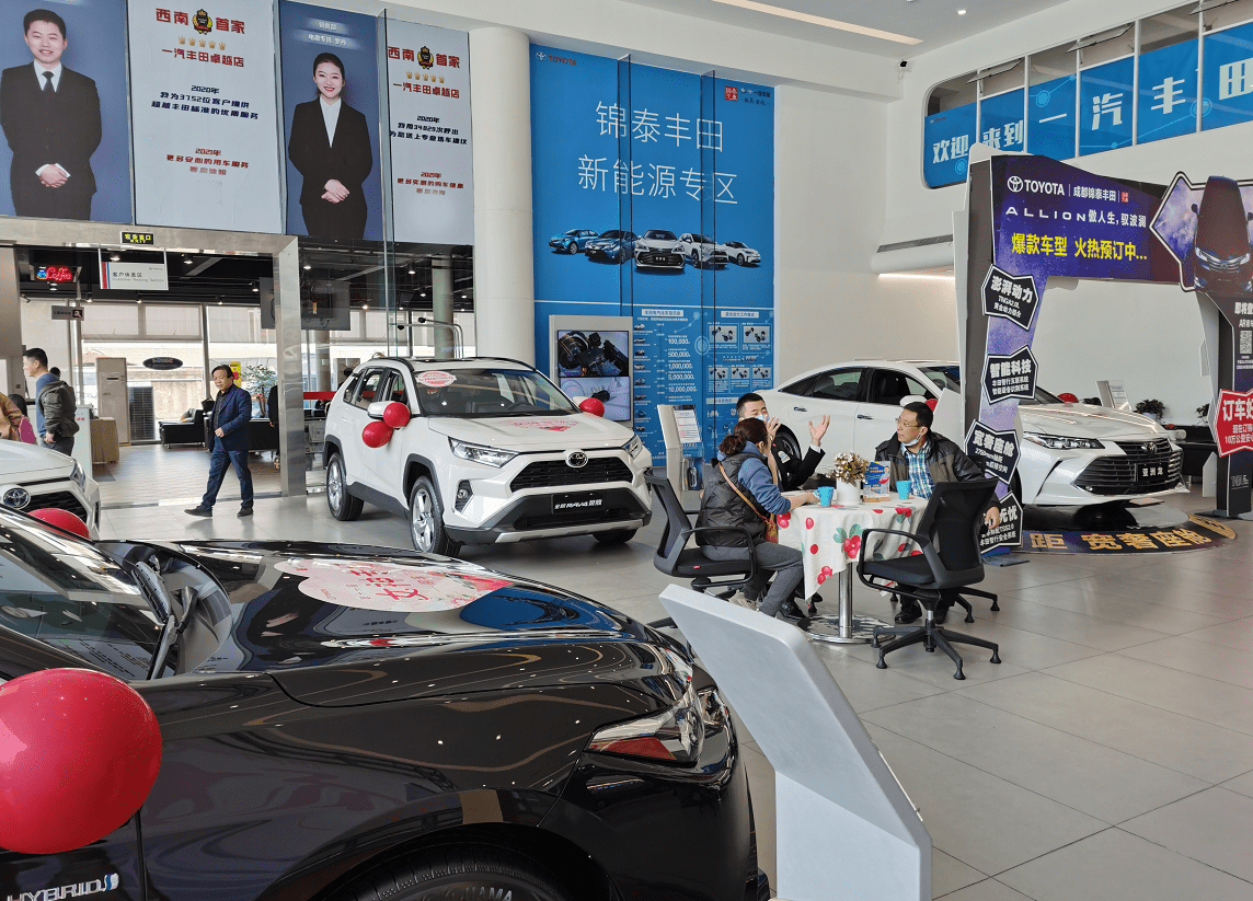探店丰田4s店:展厅人满为患,新款凯美瑞成关注焦点!