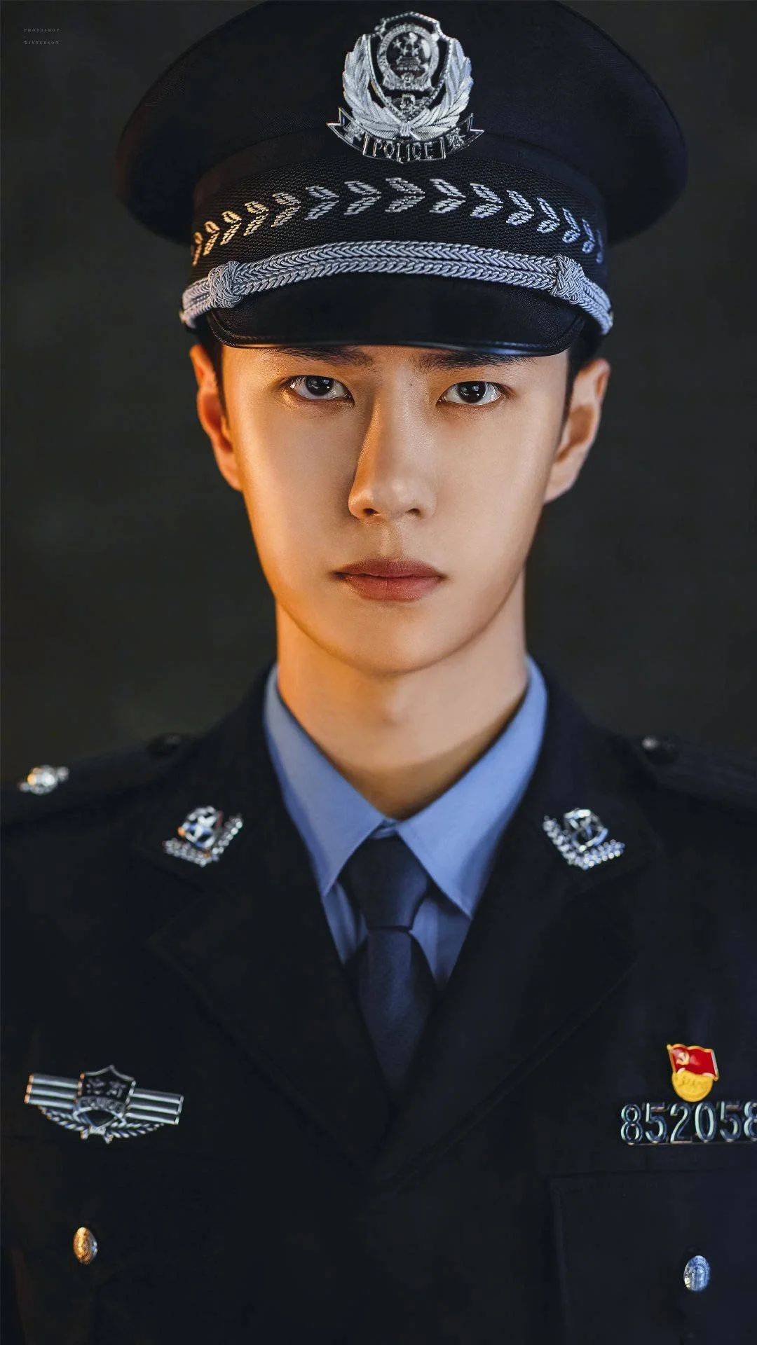 王一博壁纸:啵啵穿警服简直太帅了,意气风发英姿飒爽正能量满满