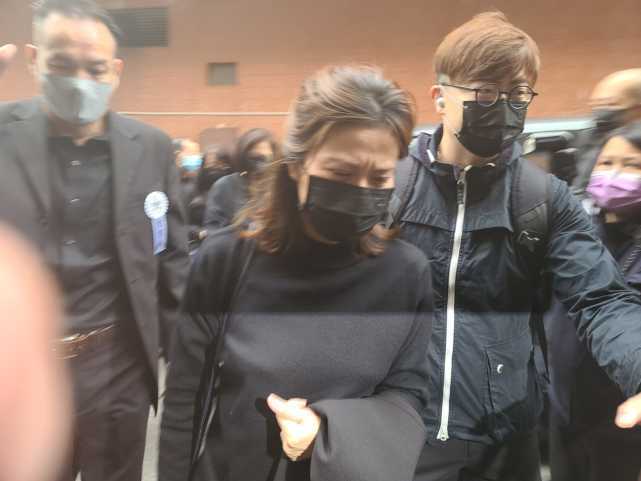 吴孟达子女灵堂合影,42岁双胞胎女儿首露面,遗孀过度悲伤避席