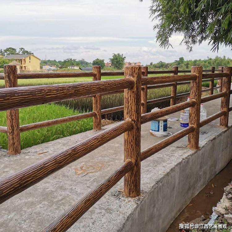 仿树皮栏杆的制作方法景区仿树皮水泥护栏图片河道混凝土仿树皮围栏