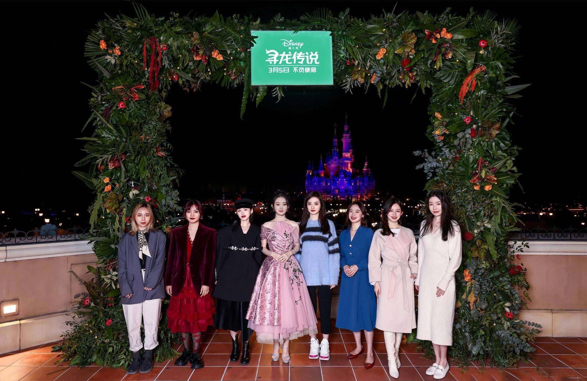 原创时尚网红晒与赵丽颖迪士尼合影被嘲滤镜太过颜值不如女明星