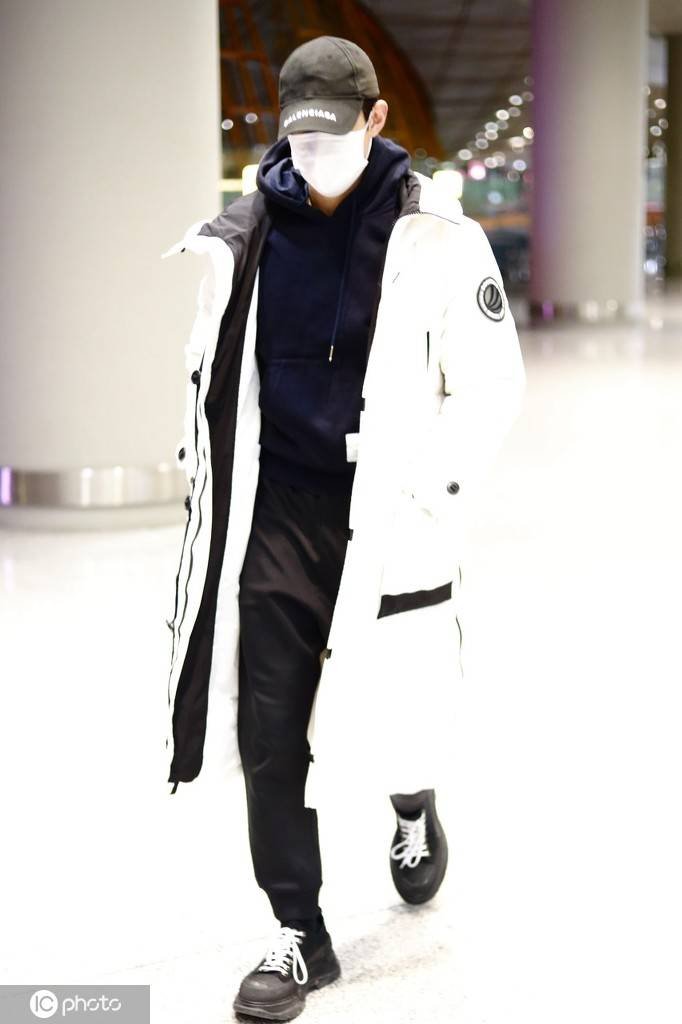 李治廷现身机场身穿运动装似邻家大男孩