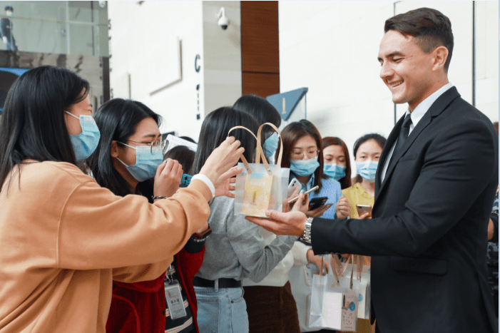 大厦|花式宠爱只为您，YEService越商务为女神客户送甜蜜祝福