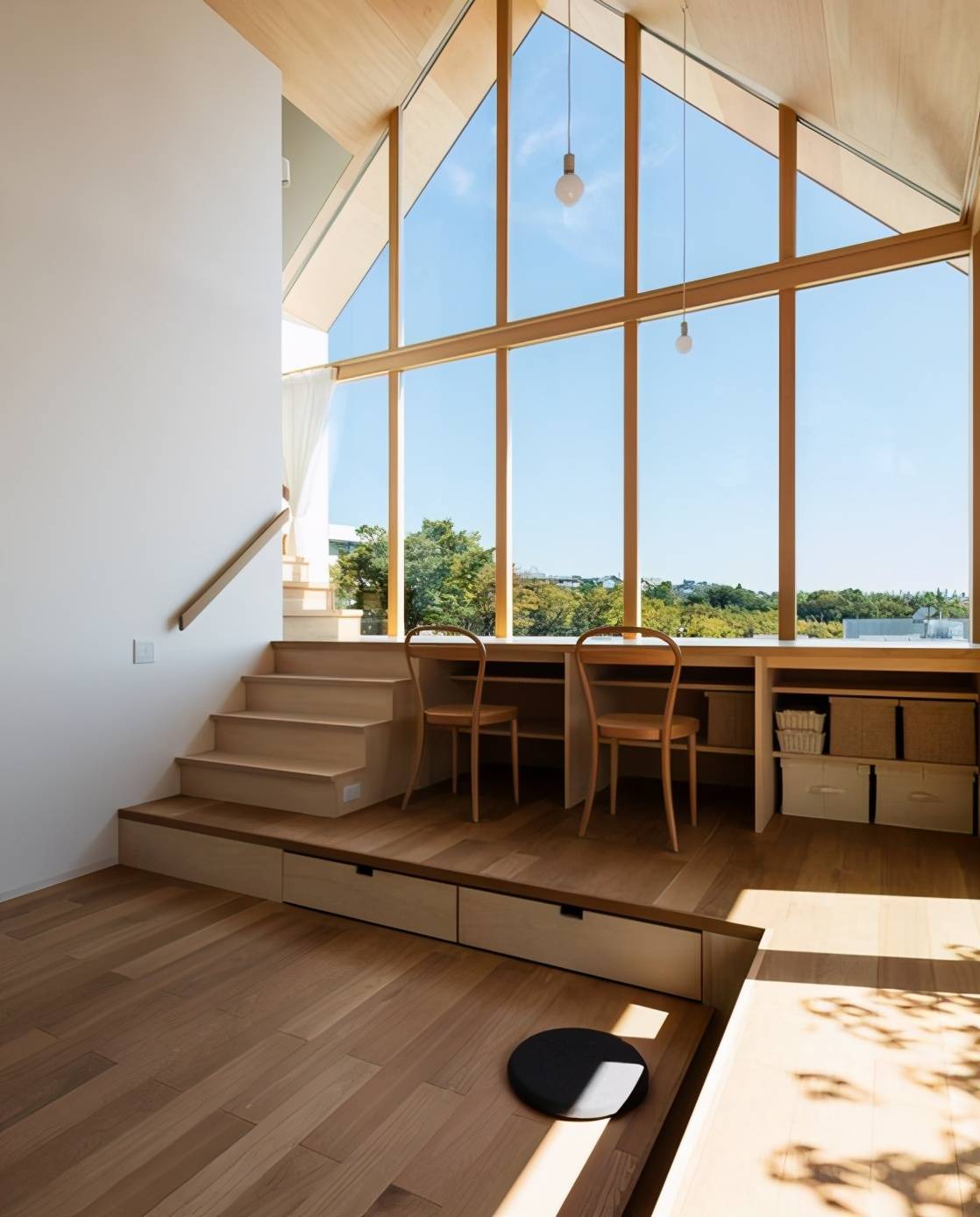 复式房可跟国外学,连着楼梯口打地台,比直接下沉30cm更实用!