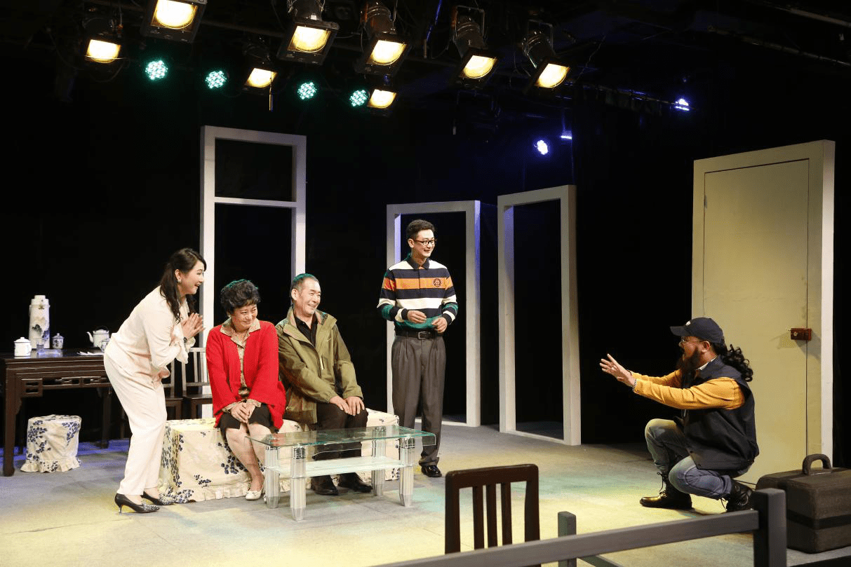 特殊时代背景下应运而生话剧同船过渡讲述一套团结户合住房中的故事