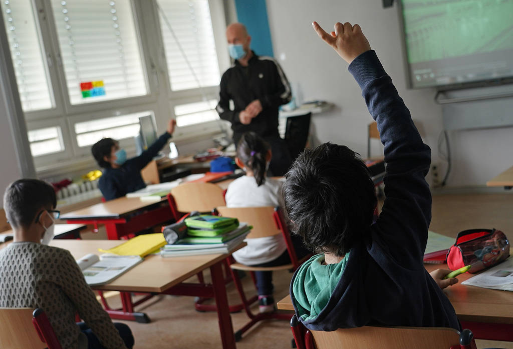 德国柏林学校复课学生戴口罩上课
