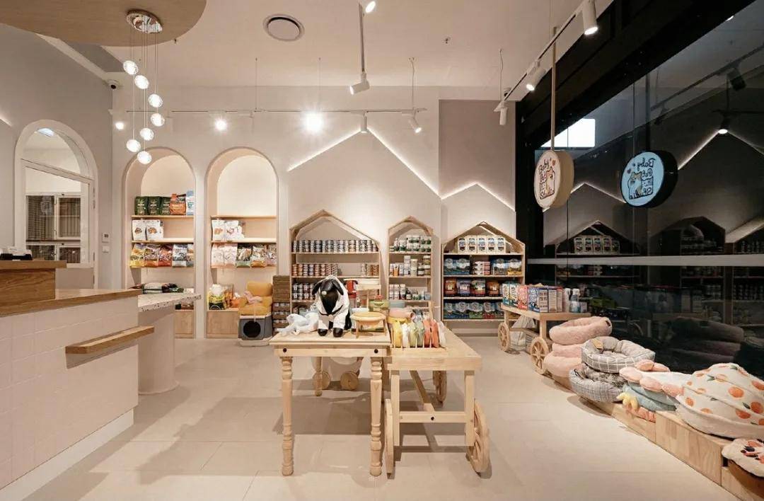 一来可以增加店内光线,二来能够直接从店外看到内部的宠物及货品,服务