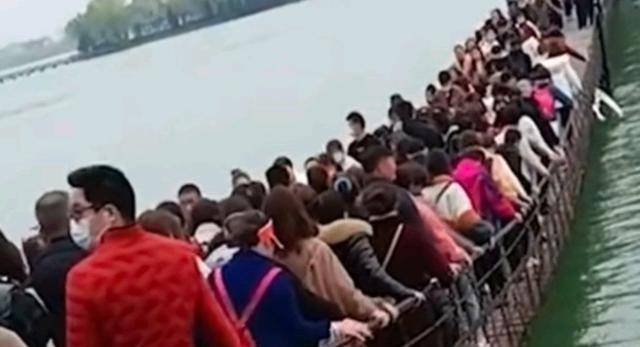 安徽阜阳景区吊桥挤满游客惊险一幕引围观。网友注意安全出游！