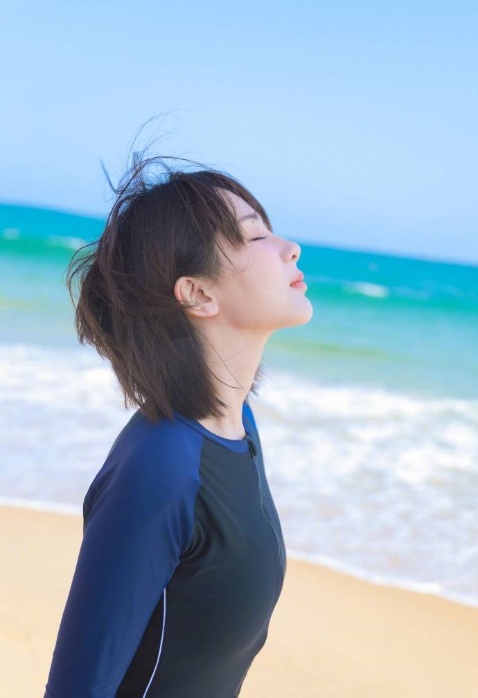 照片中,杨紫穿着泳装,而更让人意外的则是她的身材变化了.