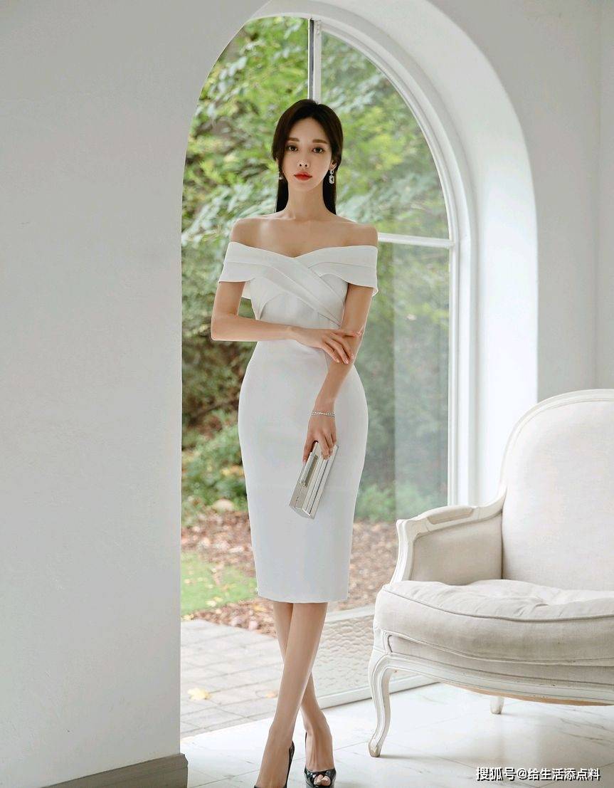 潮流穿搭展示白色抹胸连衣裙的美女穿出高贵优雅时尚迷人