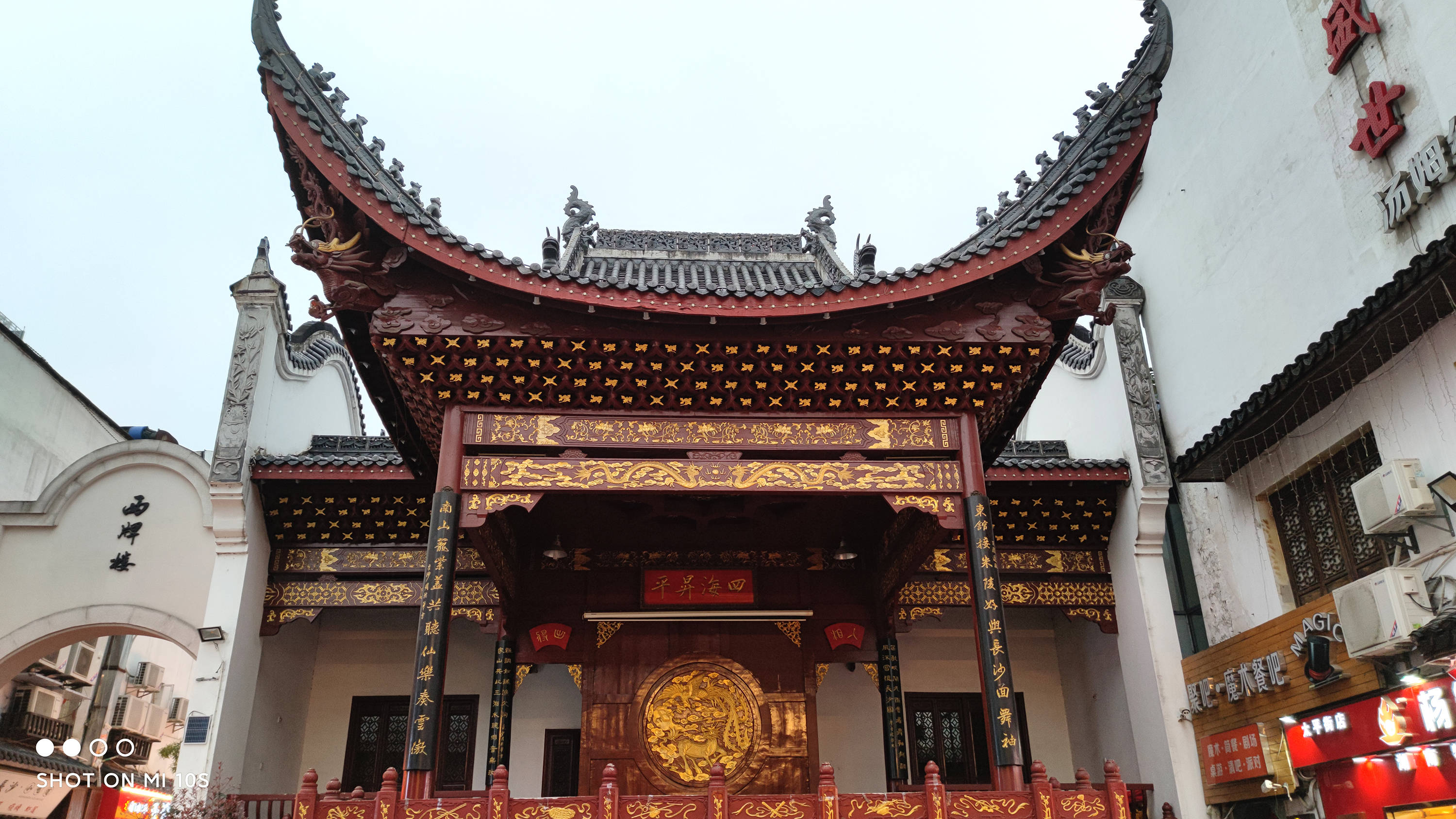 这是超广角和无变焦模式下的对比,看得出小米10s的123度超广角的