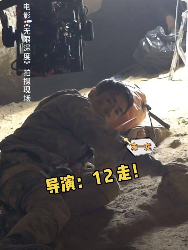 朱一龙拍新片从10m高坡摔下，连续滚了17次，脸上满是血和土