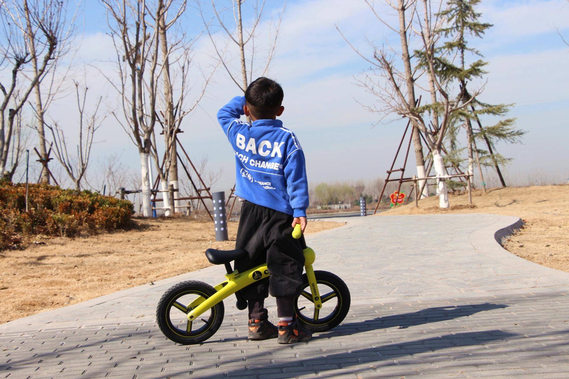 轻量化设计 萌宝驰骋骑行 酷骑儿童平衡车上手体验